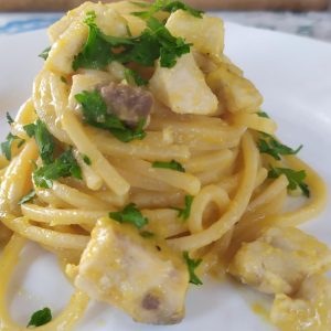 Spaghetti con salsa di pomodoro e pesce spada