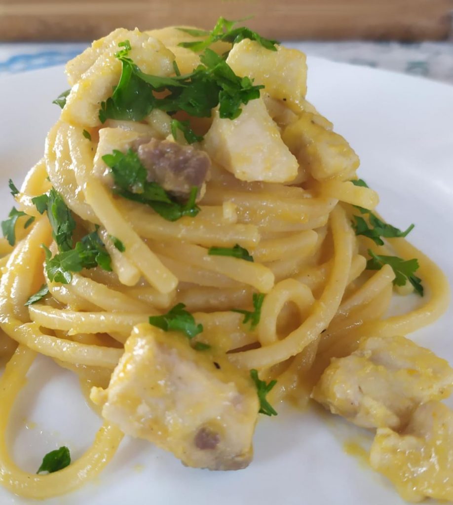 Spaghetti con salsa di pomodoro e pesce spada