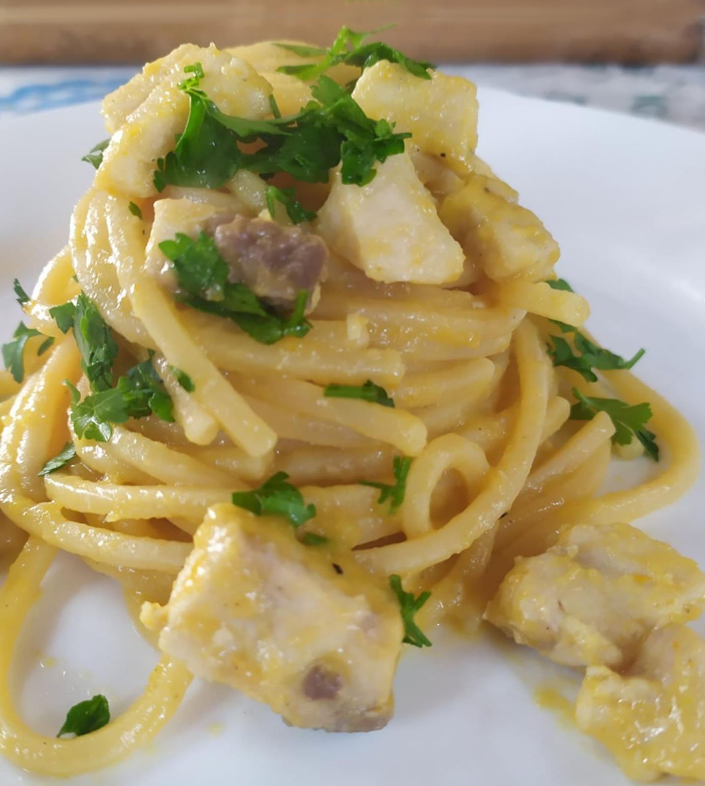 Scopri di più sull'articolo Spaghetti con salsa di pomodoro datterino giallo e pesce spada